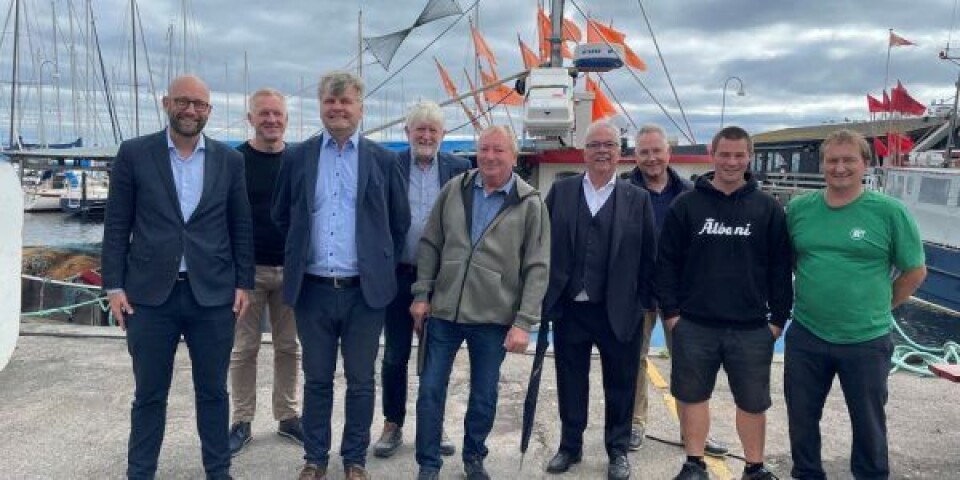 Rasmus Prehn (t.v.), minister for Fødevarer, Landbrug og Fiskeri, på Sletten Havn sammen med lokale fiskere, samt borgmester Thomas Lykke Pedersen og udvalgsformand Per Frost Henriksen. Foto: Fredensborg Kommune