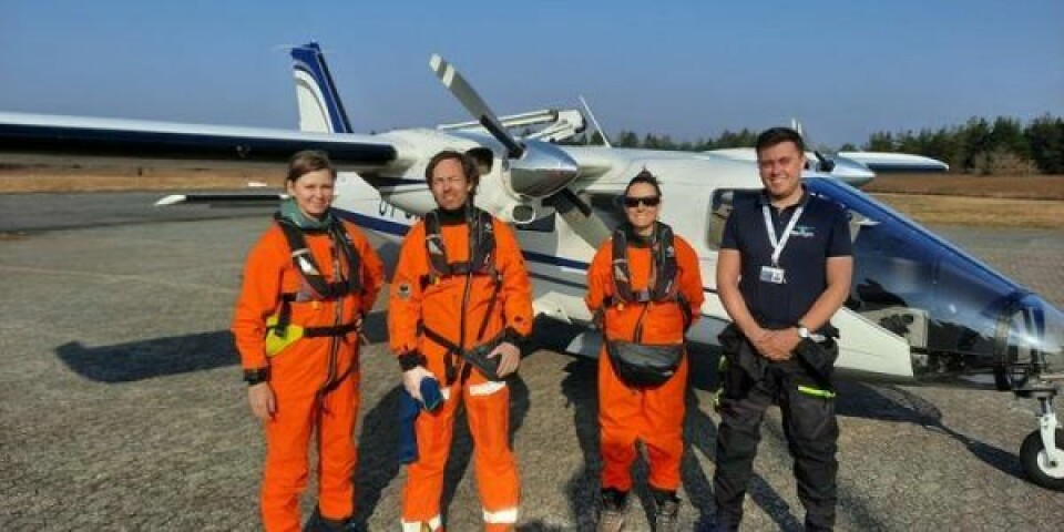 Det er i et fly som dette, at forskerne de næste uger skal ud og optælle. Fra venstre er det Signe Sveegaard, Jesper Philip Aagaard Christensen, Line Kyhn, alle tre fra Institut for Ecoscience, samt piloten (Privatfoto).
