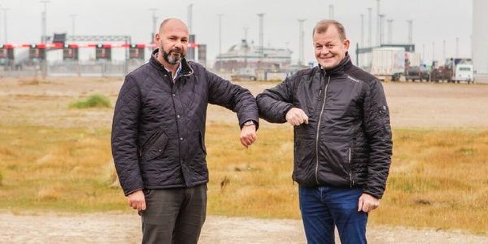 Fjordlines danske direktør Claus Riis (t.v.) og Jens Peter Lunden (t.h.) på den grund på Hirtshals Havn, der skal lægge jord til Danmarks første anlæg til produktion af flydende natur- og biogas. Foto: NXT Green Energy