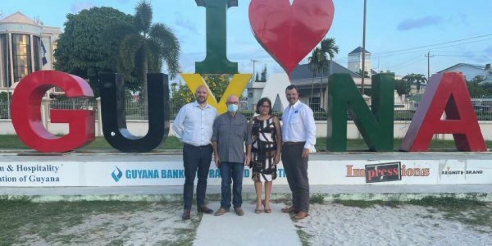 Thomas Bek, Marshall Mintz, Jennifer Falconer og Brent Patterson i Guyana for at samarbejde om en god overlevering. Foto: Blue Water A/S