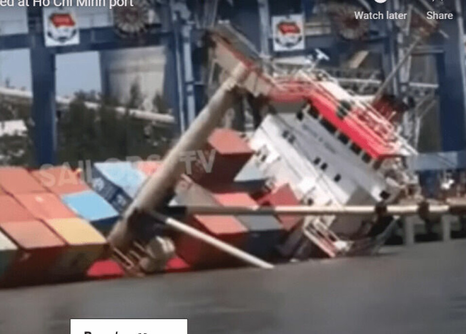 Dramatisk video: Her vælter fragtskib med containere