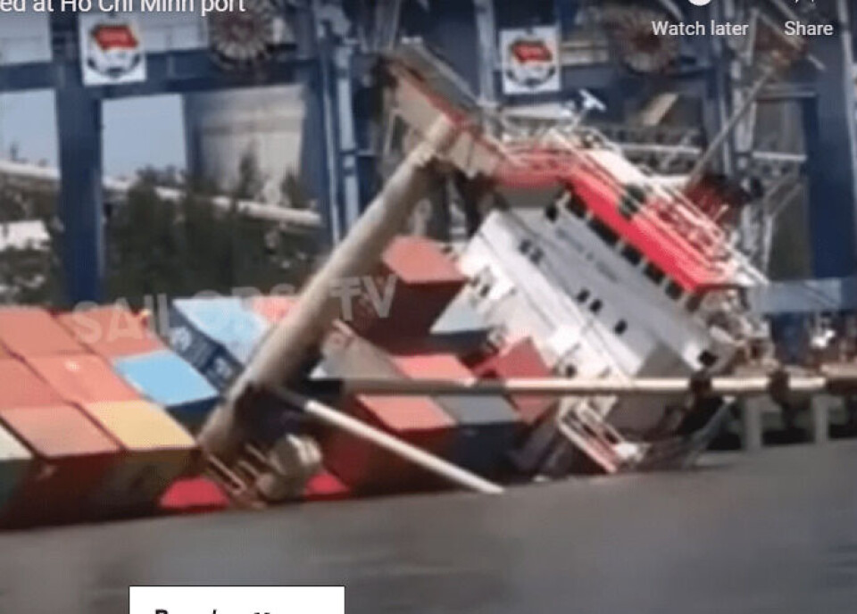 Dramatisk video: Her vælter fragtskib med containere Dramatisk video: Her vælter fragtskib med containere