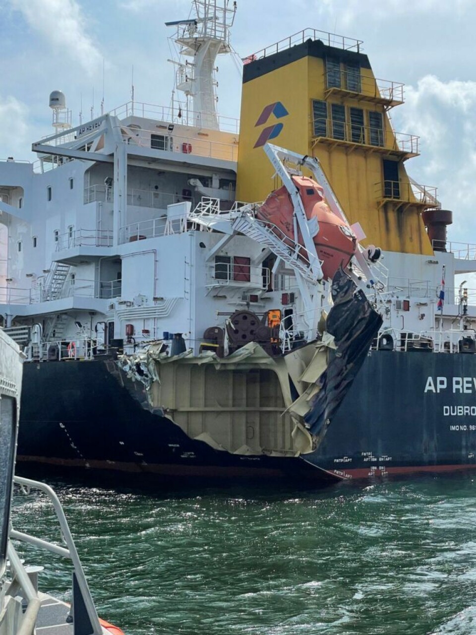 Voldsomme billeder: Bulker smadret i kollission med fragtskib