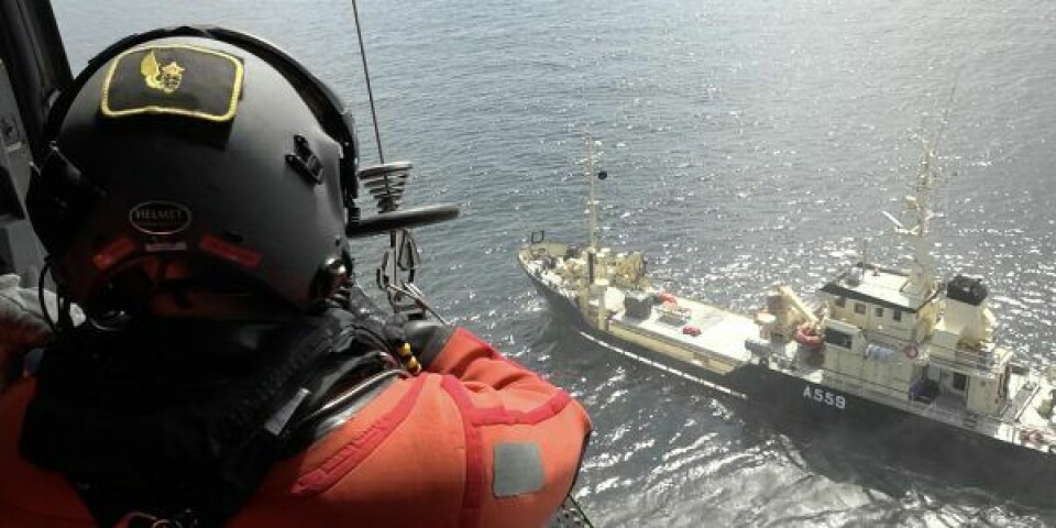 Rederen på vej ud af redningshelikopteren for at komme et skib i nød til undsætning som del af øvelsen. Foto: Steffen Fog / Forsvaret