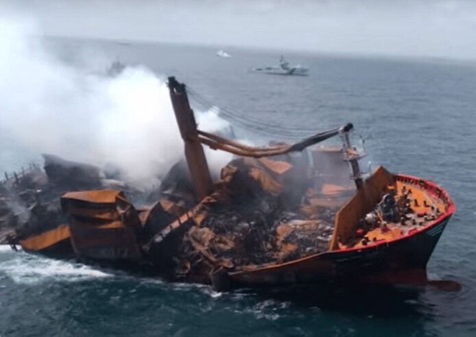 Video: Efter to ugers brand – Nu synker containerskib Video: Efter to ugers brand – Nu synker containerskib
