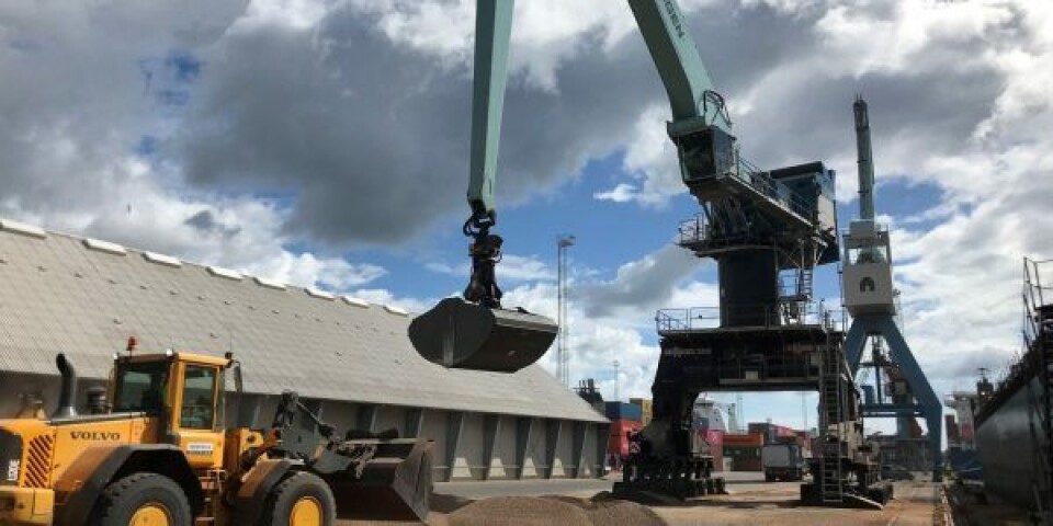 Træpillerne bliver enten kørt på lagre på havnen eller også lastes de på mindre pramme for derefter at blive sejlet videre til kraftvarmeværkerne. Foto: ADP A/S / LinkedIn