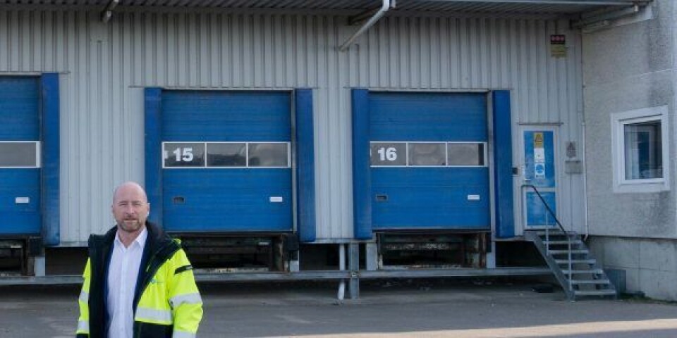 CEO Henrik Carstensen ved lagerbygningen. Foto: Grenaa Havn