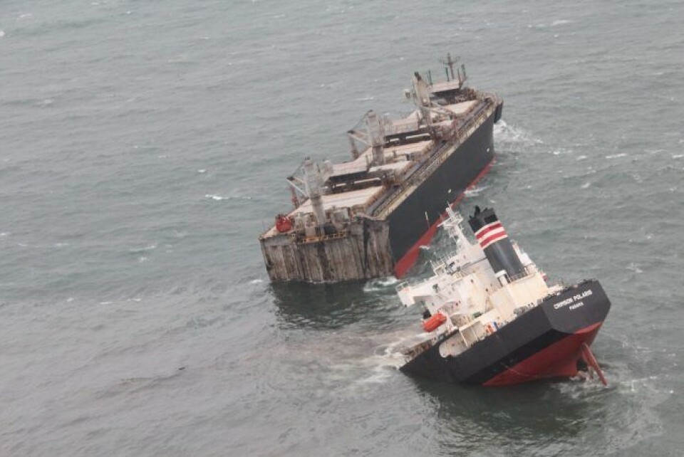 Video: Grundstødt bulkcarrier brækker i to dele – 21 reddet Video: Grundstødt bulkcarrier brækker i to dele – 21 reddet