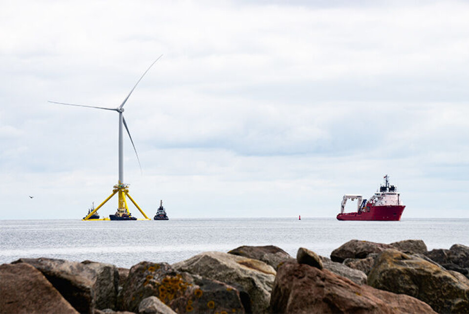 Flotte billeder: 166 meter høj havvindmølle sejler mod Norge Flotte billeder: 166 meter høj havvindmølle sejler mod Norge