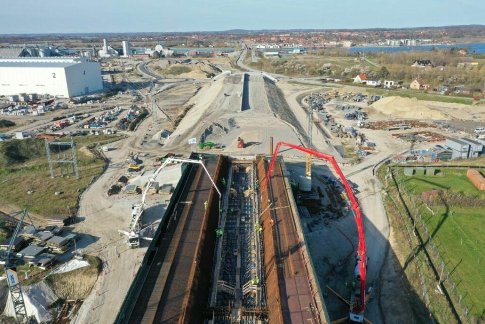 Den første støbning til den kommende brodrager fra Masnedø skete i april 2023. I baggrunden ses den fremtidige vej- og jernbanedæmning, der skal forbinde den nye Storstrømsbro og Masnedsundbroerne, som ses i det fjerne.