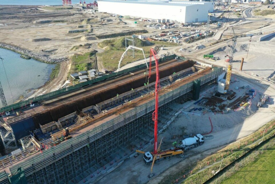 Arbejdet med at pumpe de 520 kubikmeter beton ind i den lukkede forskalling er i fuld gang. Arbejdet tog 16 timer.