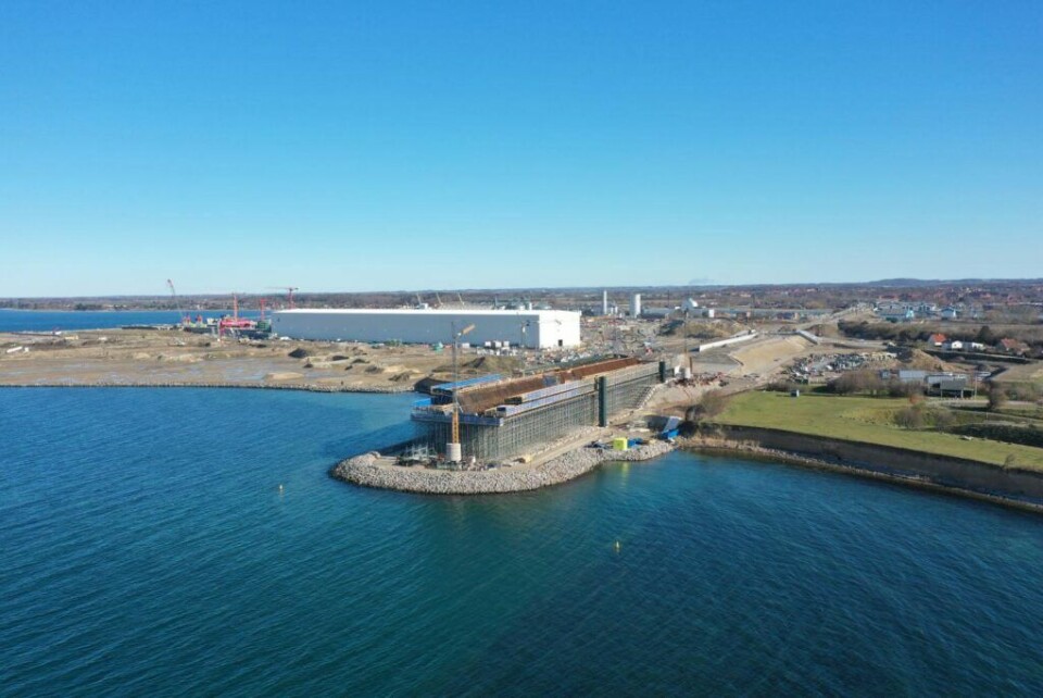 På Masnedø bygges de to første brofag på stedet. Arbejdet kan følges fra Masnedøfortet, som kan anes til højre i billedet.