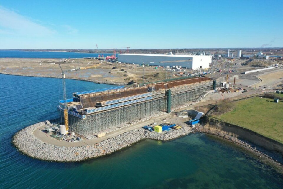 Entreprenøren har anlagt en midlertidig dæmning på Masnedø for at kunne bygge de to første brofag på stedet. Dæmningen fjernes igen, når de to brofag er færdige. Landfæstet og første brosøjle fra Masnedø er placeret på Masnedø, mens brosøjle nr. to fra Masnedø vil stå ude i vandet. Kystlinjen retableres ligeledes.