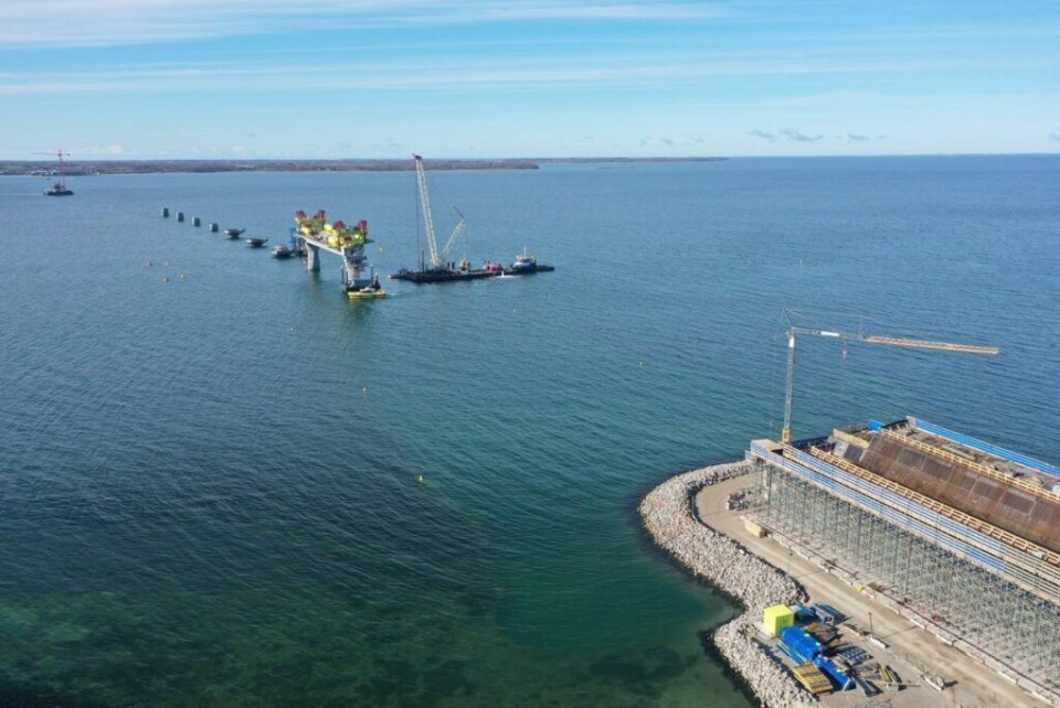 Der mangler endnu en lang række brofag mellem de to brofag fra Masnedø, der bygges på stedet og det præfabrikerede brofag, som står et stykke ude i Storstrømmen.