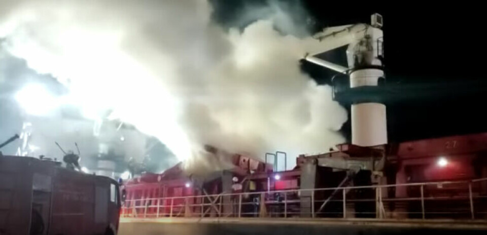 Se videoen: Fragtskib lastet med jernskrot i stor brand
