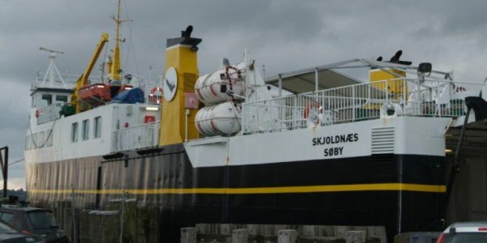 M/S Skjoldnæs ligger stille efter påsejling af Faaborg Havn Skjoldnaes-ved-faergeleje-i-Faaborg-768x514