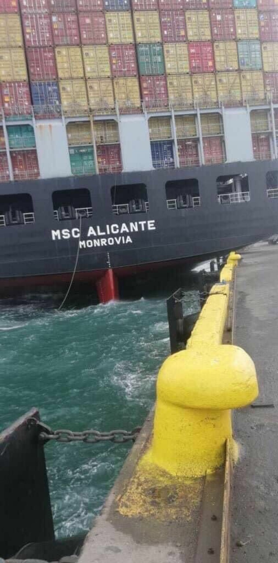 Voldsomme billeder: Containerskib kolliderer med kaj