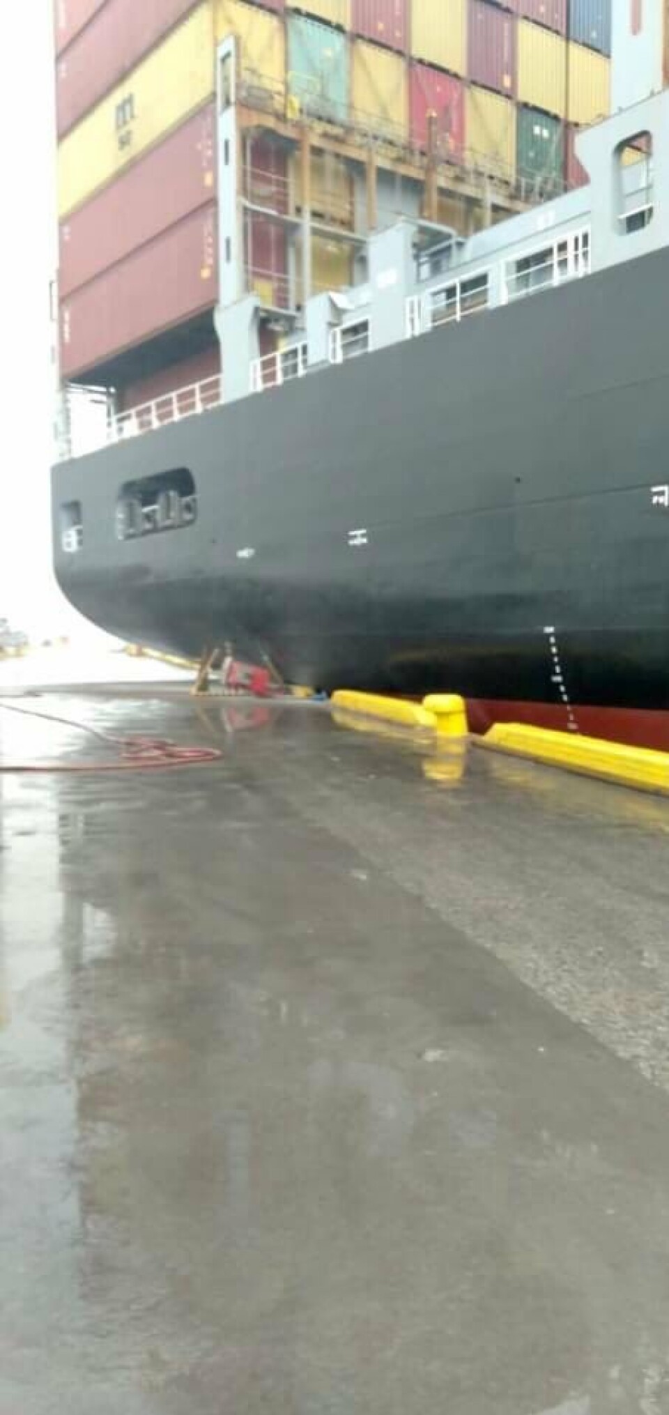 Voldsomme billeder: Containerskib kolliderer med kaj