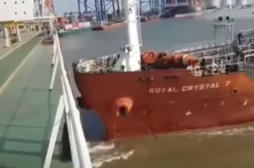 Se videoen: Her tonser tanker ind i bulk carrier Se videoen: Her tonser tanker ind i bulk carrier
