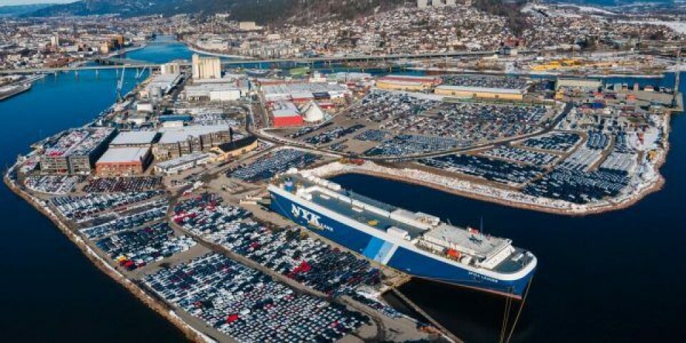 Kaos: Stor havn drukner i importerede elbiler Bilkaos-i-Norges-stoerste-havn.-Foto-Drammen-Havn
