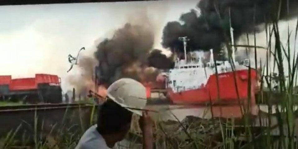 Video: Her eksploderer oliepram i Indonesien Udklip-4-768x359