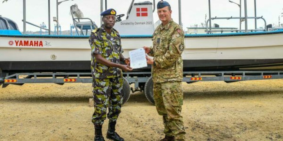 Danmarks Forsvarsattaché oberst Jens Lindvig overdrager officielt dykkerbåd til næstkommanderende for den kenyanske flåde, brigadegeneral Lawrence Gituma. Foto: Forsvaret