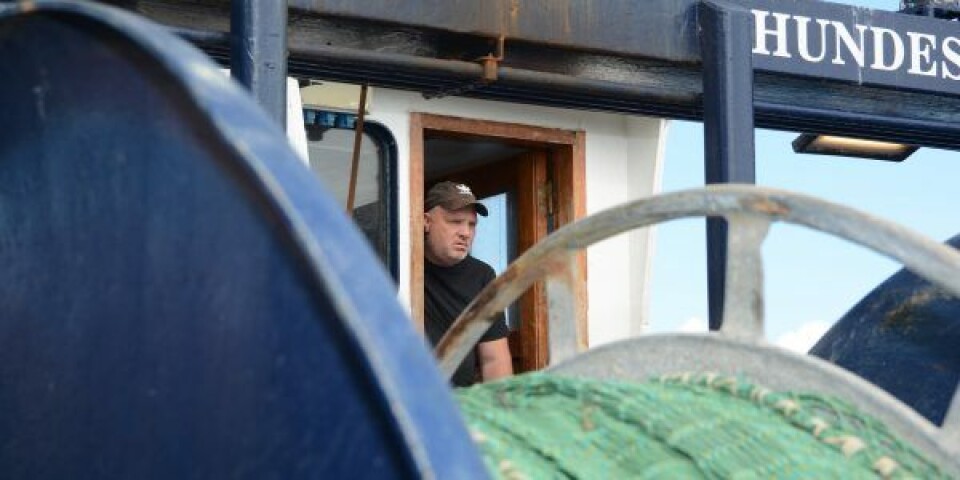 Skipper Jesper Mandsberg ved sin faste plads på agterkanten af styrehuset. Herfra har han det rette overblik. ( Skipper Jesper Mandsberg ved sin faste plads på agterkanten af styrehuset. Herfra har han det rette overblik. (Foto: Jens Nørgaard)