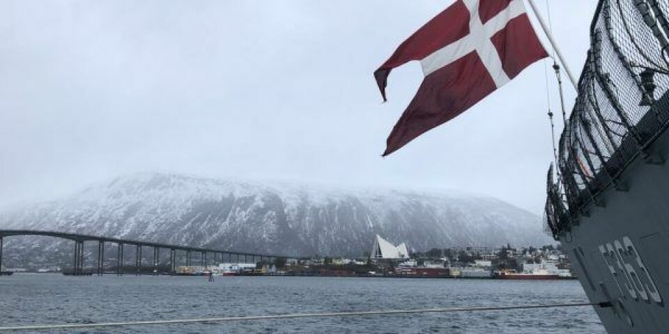 Fregatten Niels Juel ved kaj i nordnorske Tromsø. Trods ustabilt vejr med sne og skyer ses den karakteristisk ishavskatedral i baggrunden. Foto: Forsvaret