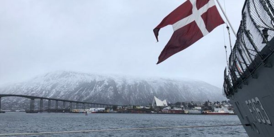 Fregatten Niels Juel ved kaj i nordnorske Tromsø. Trods ustabilt vejr med sne og skyer ses den karakteristisk ishavskatedral i baggrunden. Foto: Forsvaret