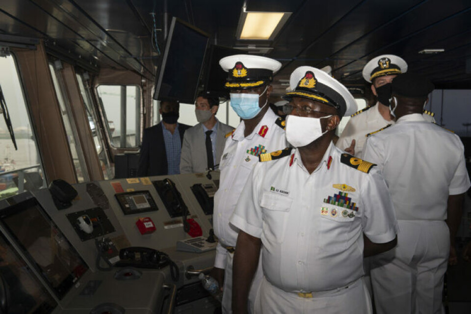 US Navy spiller med musklerne i Guineabugten US Navy spiller med musklerne i Guineabugten