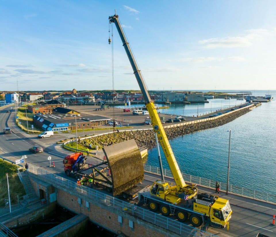 Se billederne: Her afmonterer Hvide Sande Shipyard 10 tons tunge sluseporte