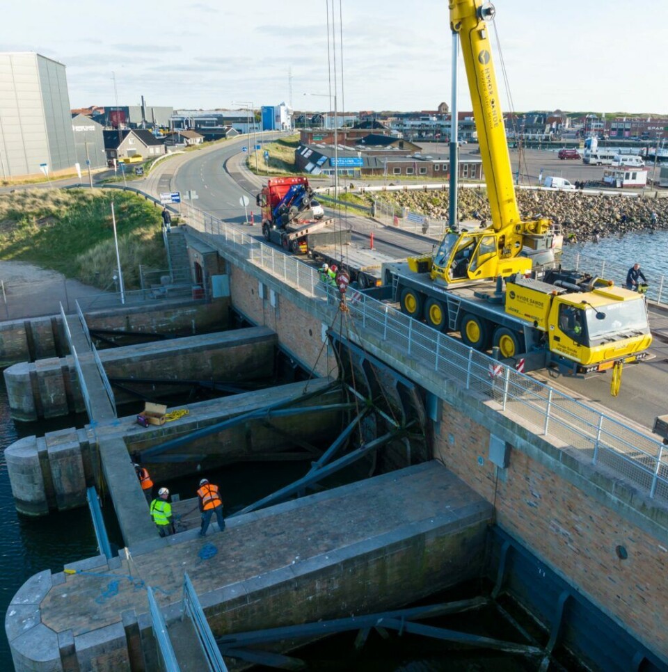 Se billederne: Her afmonterer Hvide Sande Shipyard 10 tons tunge sluseporte