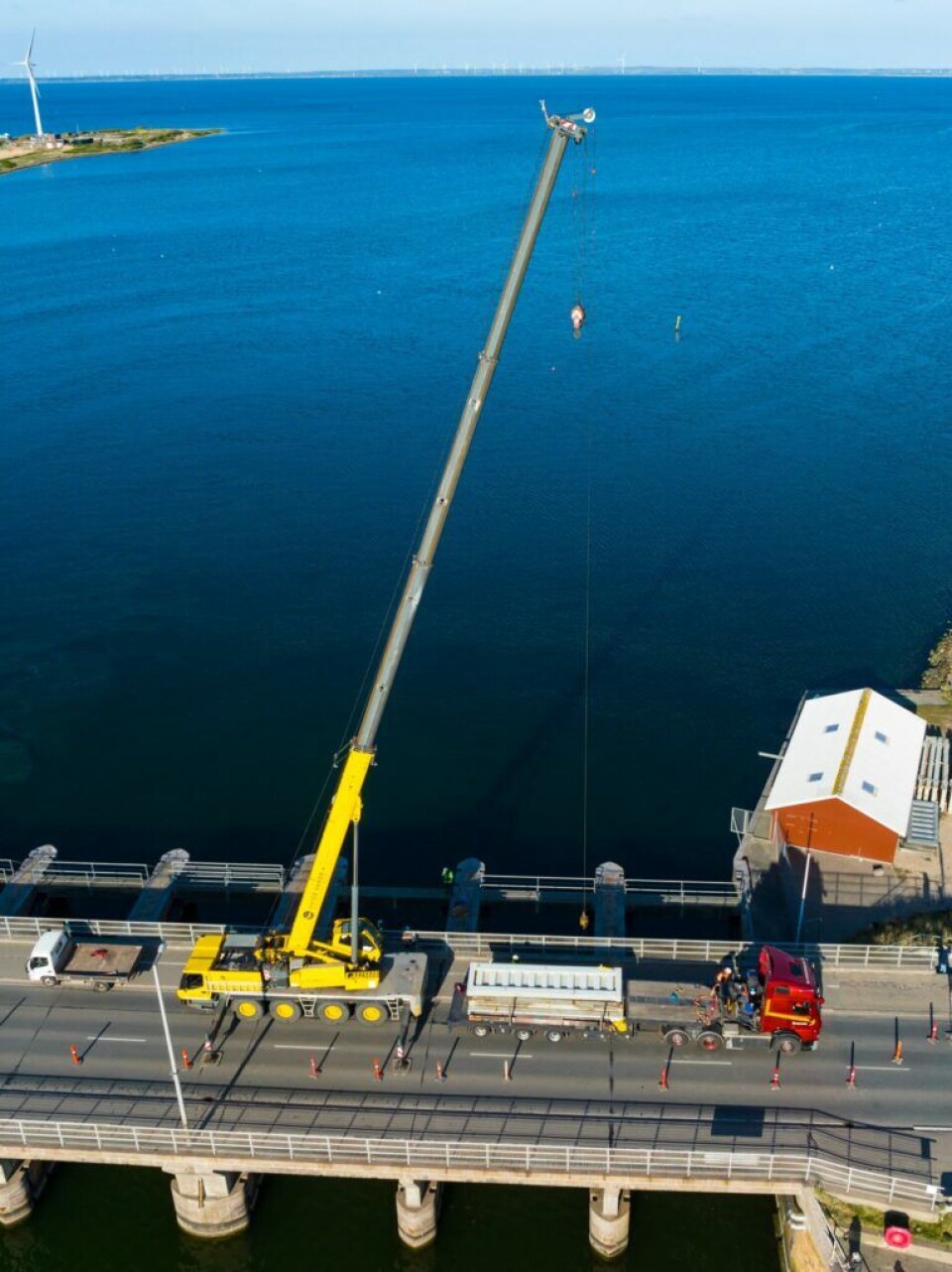 Se billederne: Her afmonterer Hvide Sande Shipyard 10 tons tunge sluseporte