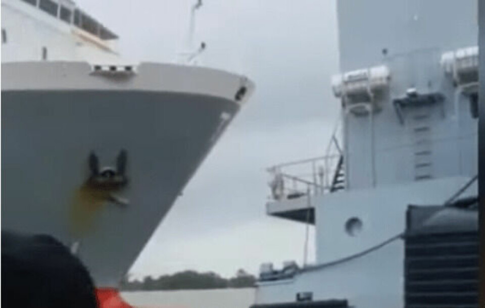 Voldsom video: Fragtskib torpederer skib under havneanløb