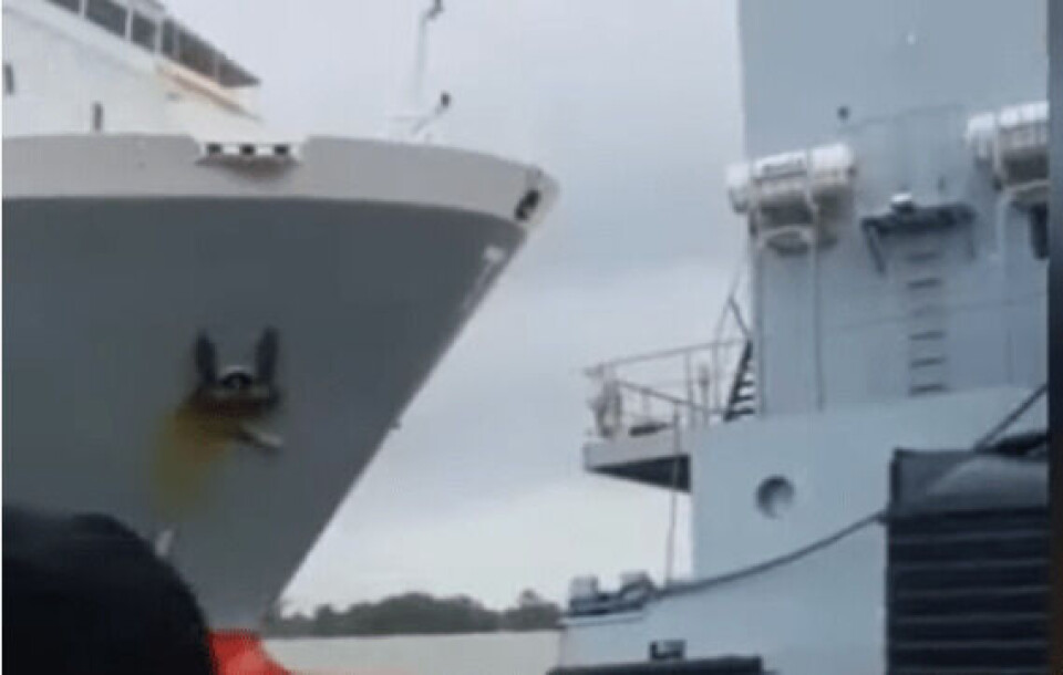 Voldsom video: Fragtskib torpederer skib under havneanløb Voldsom video: Fragtskib torpederer skib under havneanløb