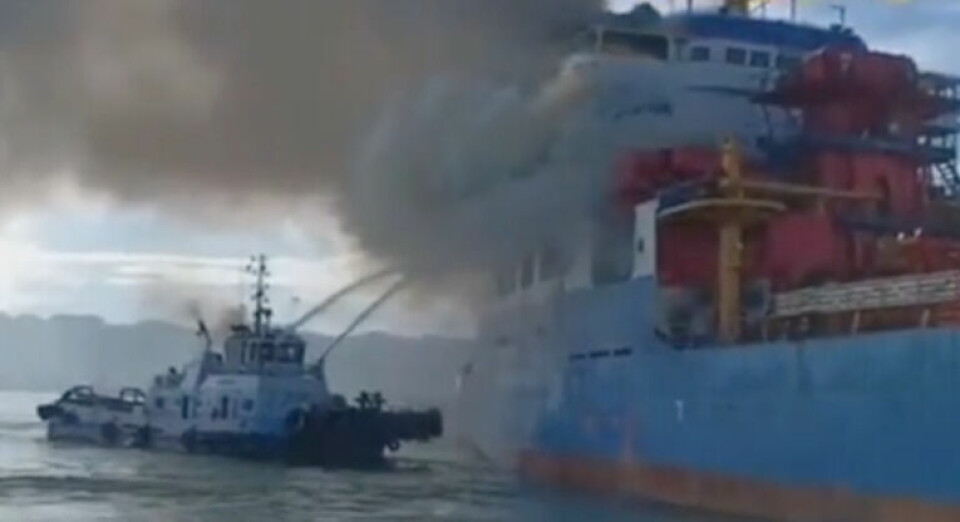 Voldsom video: Brand raserer fragtskib lastet med gødning