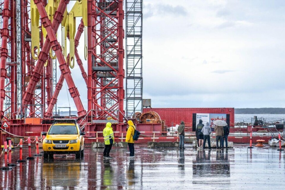 Yderst på byggepladsruten lå den store røde flydekran, som bliver brugt til at sænke bropillefundamenterne på Storstrømmen.
