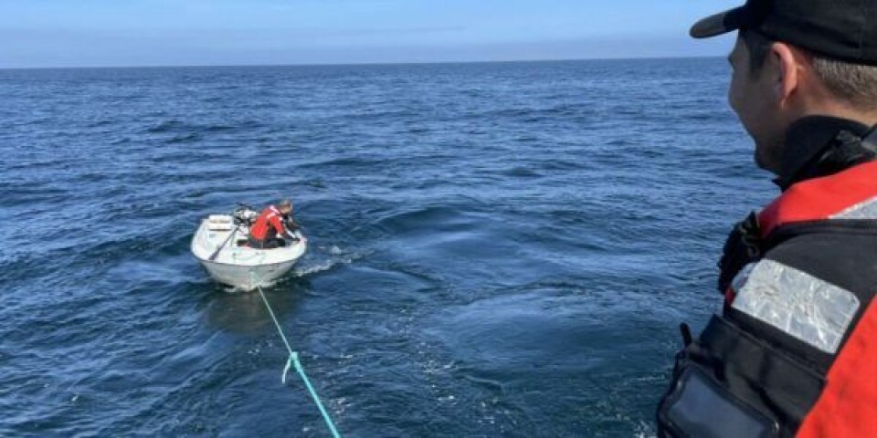 Havørnens overstyrmand identificerer jollen, der blev fundet med bunden i vejret ved Lysegrund syd for Anholt. Foto: Havørnen