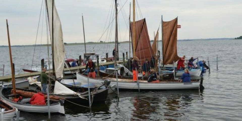 Efter et par års corona-pause kan de mange smukke træbåde, som hører hjemme i Roskilde fjord og Isefjorden, nu atter samles til det traditionsrige, årlige træf. Foto: Lauget omkring Arne og Jørgen-jollen.