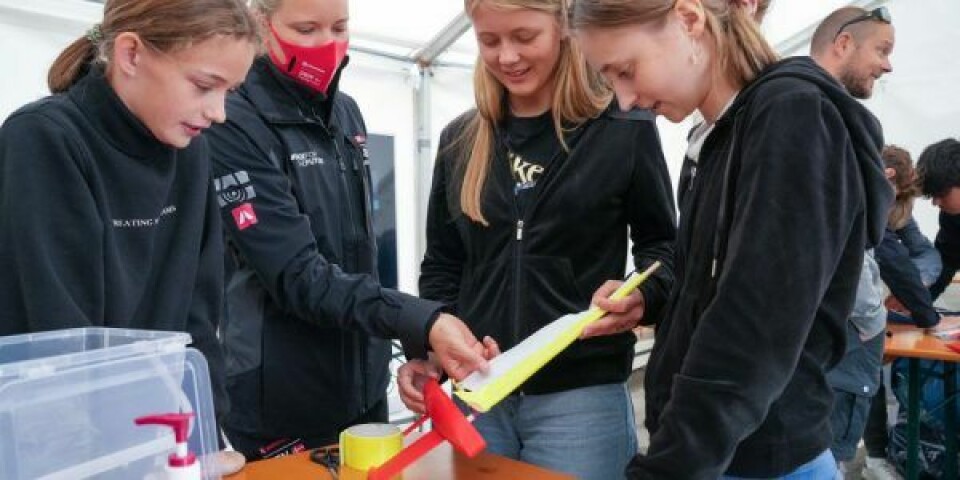 Den nykårede OL-guldvinder Anne-Marie Rindom besøgte en flok aarhusianske skolebørn, som var i færd med et undervisningsprogram på Aarhus Havn. Foto: ROCKWOOL Denmark Sail Grand Prix