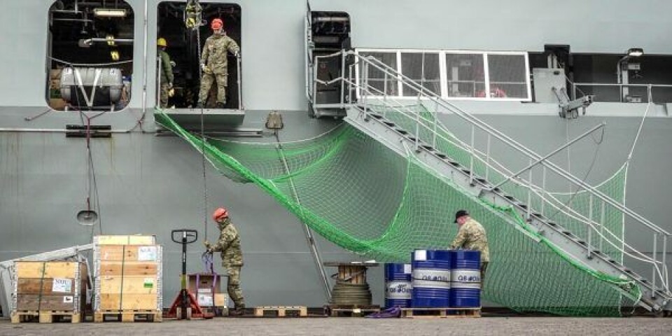 Forud for afsejling blev Niels Juel lastet med ekstra forsyninger og udstyr. Foto: Stefen Fog / Forsvaret