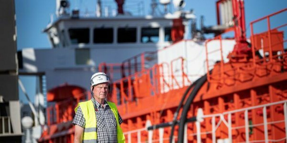 Lindes markedsdirektør Ole Kronborg ved skibet ”Gerda” i Odense Havn, der sejler CO2 til den nye terminal. Foto: Linde Gas A/S