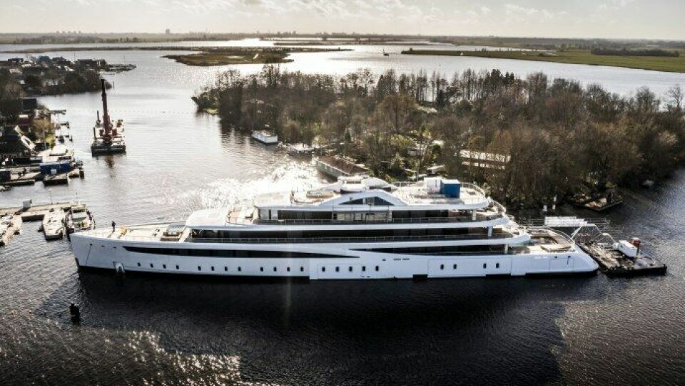 Se videoen: Her fragtes enorm yacht gennem Hollands smalle kanaler