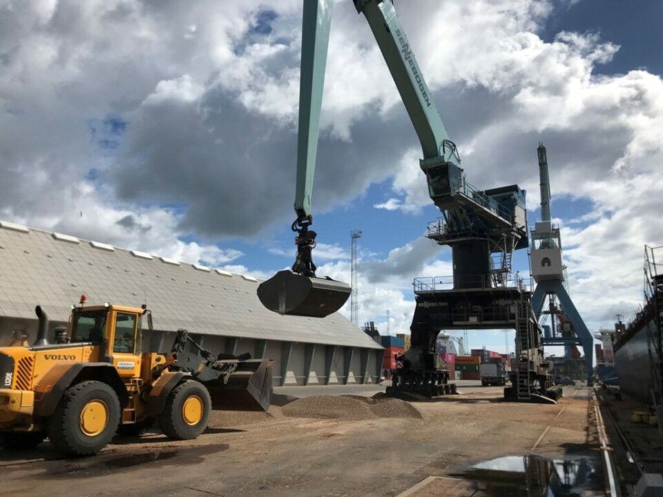 Træpillerne bliver enten kørt på lagre på havnen eller også lastes de på mindre pramme for derefter at blive sejlet videre til kraftvarmeværkerne.