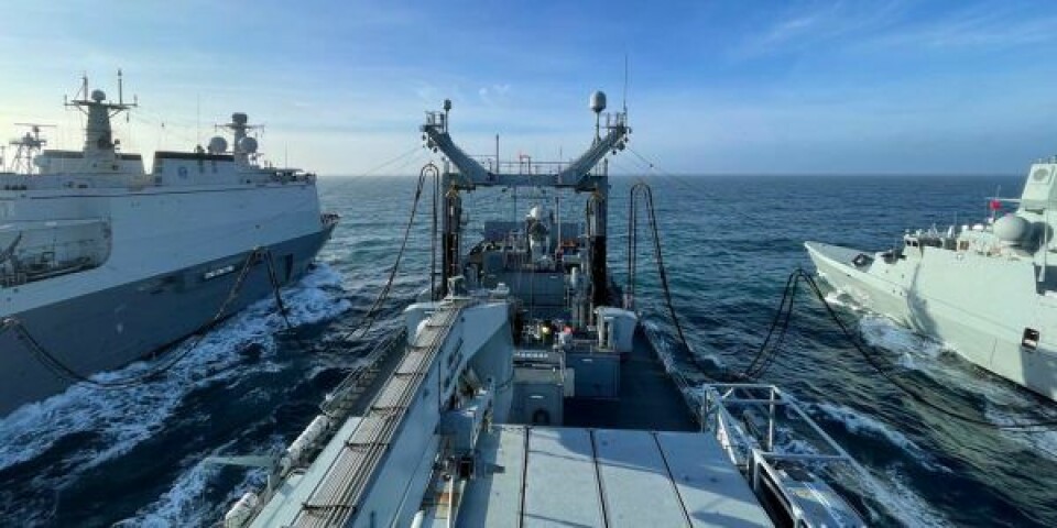 Billedet viser NATO-flådestyrkens flagskib FGS Berlin, der gennemfører RAS med Peter Willemoes og HNLMS Rotterdam. Foto: Forsvaret