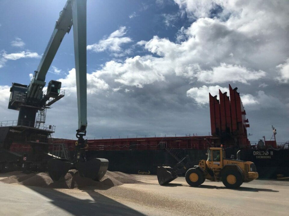 Træpillerne bliver enten kørt på lagre på havnen eller også lastes de på mindre pramme for derefter at blive sejlet videre til kraftvarmeværkerne.