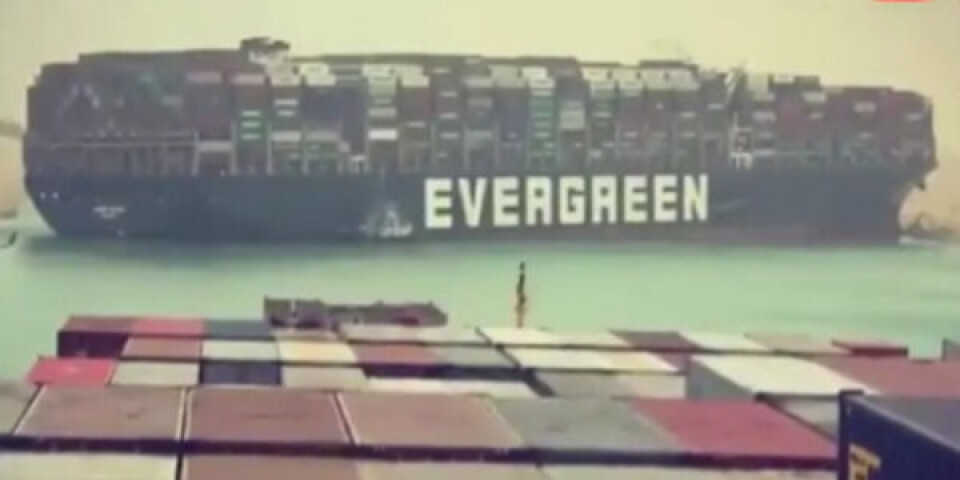 Bizarre billeder: Suez-kanalen blokeret af containerskib Suez-kanalen.-Screendump-YouTube-768x313