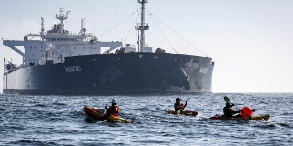 Fra Greenpeaces protestaktion fredag mod et russisk skib. Foto: Twitter / Greenpeace