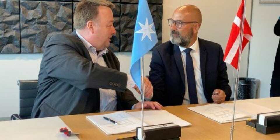 Claus Jensen fra Dansk Metal og Peter Corfitsen fra Maersk Air Cargo underskrev mandag den nye overenskomst. Foto: Dansk Metal