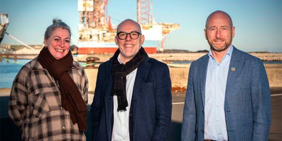 Kirsten Hvid Schmidt, Grenaa Havn A/S, Jakob Bundgaard, NRGi Renewables og Henrik Carstensen, Grenaa Havn A/S byder den nye aftale velkommen på Grenaa Havn. Foto: Grenaa Havn